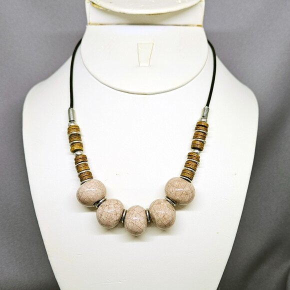 Necklace, Tan Crackle Ceramic Beads, Spacers, Leather Cord, Vintage (80s) - 16" - Picture 3 of 8